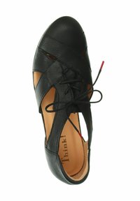 Chaussure en cuir noir avec un design découpé, à lacets à l'avant et à bout rond. Elle présente un accent rouge sur le lacet, une texture lisse et une semelle intérieure beige.