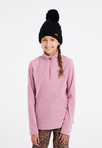 Pullover in pile rosa chiaro con colletto a mezza zip. Abbinato a leggings con stampa leopardata marrone. Berretto lavorato a maglia nera con dettaglio pom-pom.