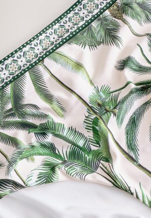 Mønstret stof med grønne palmeblade på en lys baggrund, omkranset af en dekorativ grøn og hvid kant med geometriske mønstre.