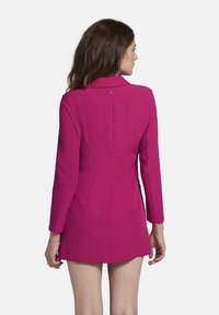 Fuchsia maßgeschneidertes Minikleid mit langen Ärmeln, einem Kragen und einem mittigen Reißverschluss hinten. Glatter Stoff mit strukturierter Passform und subtilen Nahtdetails.