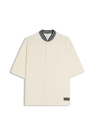 Off-white kortærmet skjorte med trykknapper, sort-hvid stribet krave og lille rektangulært sort logo-patch ved kanten.