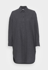 Ciemnoszary, zapinany na guziki koszula z teksturowanej tkaniny, z kołnierzykiem, długimi rękawami i luźnym krojem z zaokrąglonym dołem.