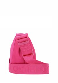 Borsa a tracolla rosa con forma arrotondata, realizzata in materiale liscio. Presenta una cintura larga con branding in rilievo per un trasporto sicuro.