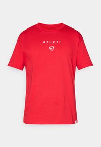 Rød bomulds T-shirt med rund hals, korte ærmer og ordet "ATLETI" med et Nike-logo centreret nedenunder.