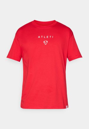 Tricou din bumbac roșu, cu guler rotund, mâneci scurte și cuvântul "ATLETI" cu logo-ul Nike centrat dedesubt.