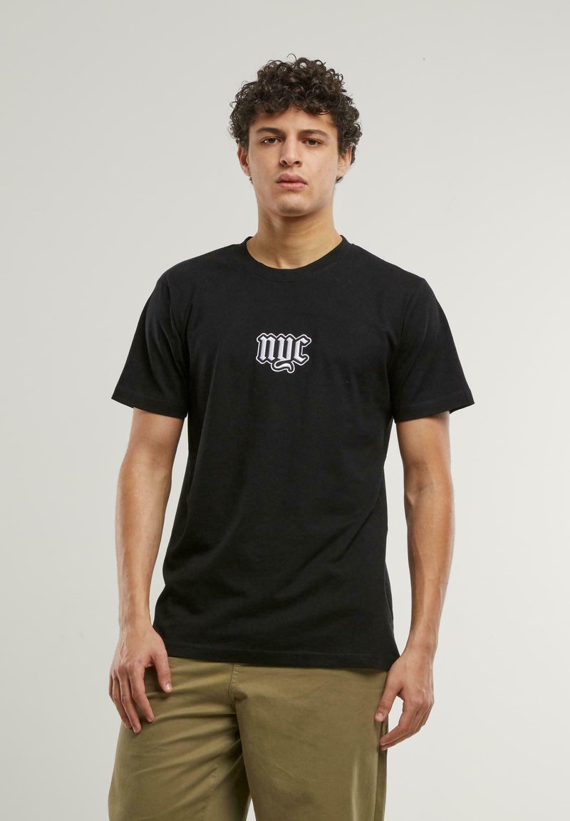 Tricou din bumbac negru cu un logo alb „nyc” pe piept. Mâneci scurte, decolteu rotund și croială lejeră. Material texturat.
