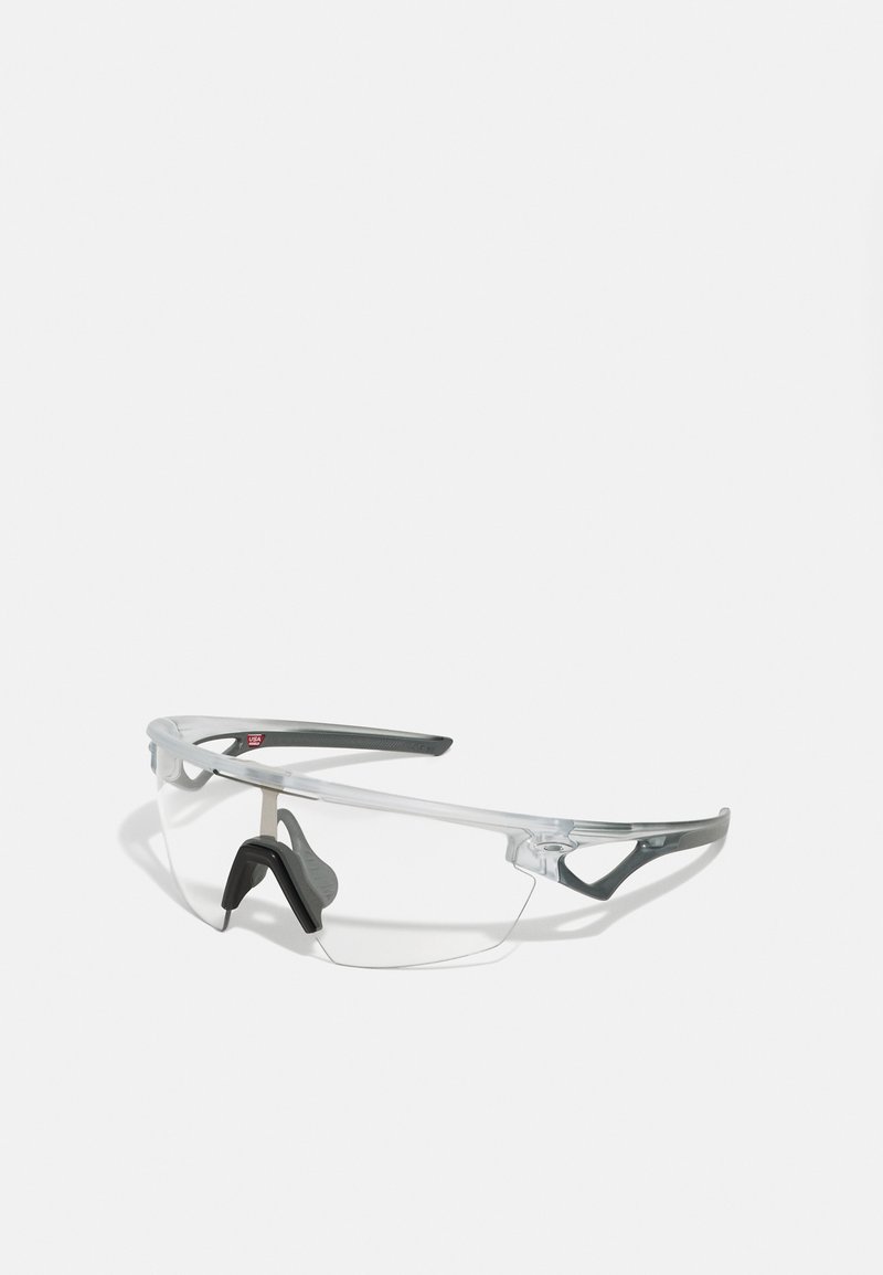 Klare Schutzbrille mit einem leichten, transparenten Rahmen und grauen Akzenten. Verfügt über ein umschließendes Design und ein verstellbares Nasenstück.