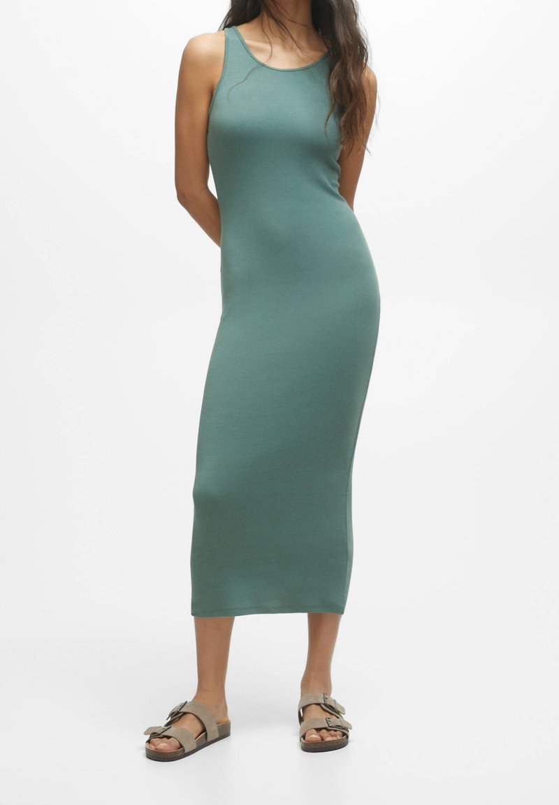 Vestido midi ajustado sin mangas en verde menta, hecho de una tela suave, con cuello redondo y dobladillo recto. Se lleva con sandalias planas marrones.