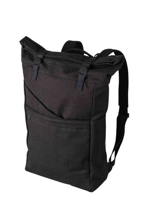 Sac à dos noir à rabat enroulable avec poche zippée à l'avant, bretelles ajustables et fermetures à boucle, fabriqué en tissu résistant.