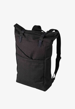 Schwarzer Rolltop-Rucksack mit Vorderreißverschlusstasche, verstellbaren Gurten und Schnallenverschlüssen, gefertigt aus strapazierfähigem Stoff.