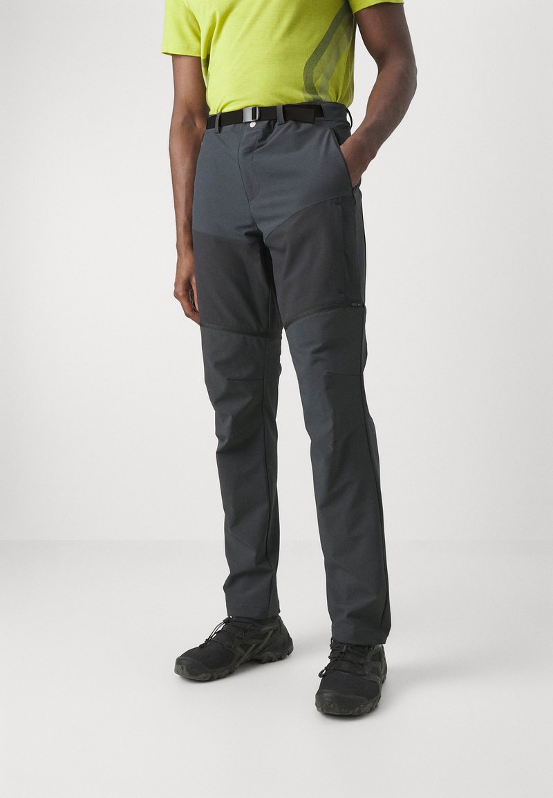 Pantalons de plein air pour hommes gris foncé avec un design ajusté, fabriqués en tissu texturé, dotés de panneaux de genoux renforcés et de passants de ceinture.