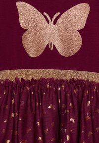 Bordowa sukienka z błyszczącym złotym nadrukiem motyla, z falbaniastego siatkowego spódnicy ozdobionej złotymi sercami i błyszczącym pasem w talii.