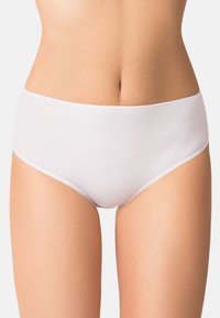 Valkoinen puuvillabikini-tyylinen alushousu, jossa on sileä pinta, korkea vyötärö ja minimalismi, eikä näkyviä saumoja tai kuvioita.
