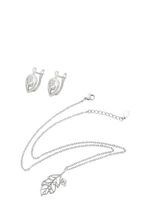 Collana d'argento con ciondolo a forma di foglia e due orecchini abbinati a forma di foglia, caratterizzati da intagli intricati e dettagli brillanti.