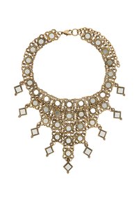 Złoty naszyjnik z misternym rzemiosłem metalowym, z okrągłymi i kwadratowymi refleksyjnymi akcentami, tworzącym warstwowy, geometryczny wzór.