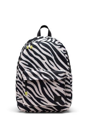 Mochila con rayas de cebra en blanco y negro, bolsillo frontal con cremallera, asa negra y tiradores de cremallera con punta amarilla sobre fondo blanco.