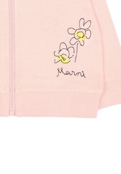 Giacca rosa chiaro con zip e polsini a coste, con ricami floreali neri e gialli e il nome del marchio "Marni" ricamato sotto.