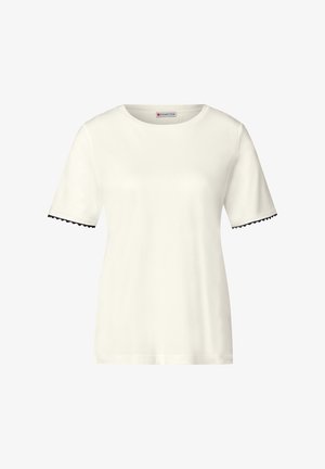 Camiseta blanca de manga corta hecha de algodón, con un acabado de ribete negro en las mangas y un cuello redondo. Textura suave, ajuste casual.
