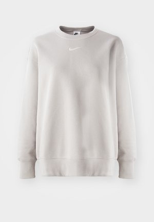 Sweatshirt cinza claro com gola redonda, mangas longas, punhos e barra canelados. Apresenta um pequeno logo branco da Nike no peito. Textura suave.