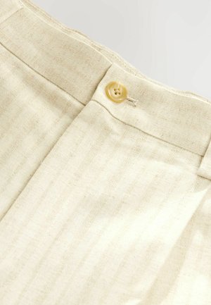 Hellebeige Leinenhosen mit einer subtilen gestreiften Textur, die an der Taille einen runden, beigefarbenen Vier-Loch-Knopf aufweisen.