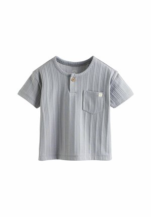 Graues Kurzarm-T-Shirt mit geripptem Textil, rundem Halsausschnitt und einer Brusttasche, die ein kleines Logo und eine Holzknopf-Detail aufweist.
