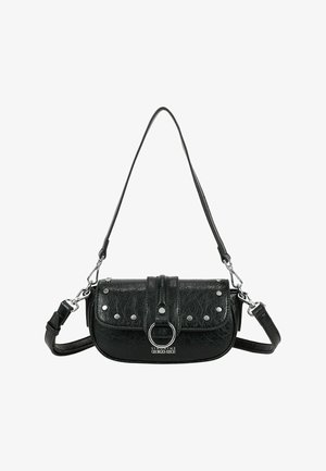 Sac épaule synthétique noir texturé avec des clous argentés, une fermeture à rabat et un accent en métal circulaire. Comprend une bandoulière ajustable.