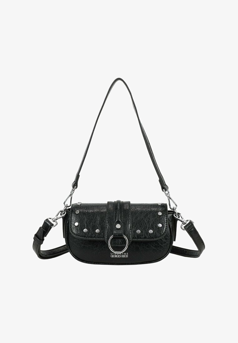 Sac épaule synthétique noir texturé avec des clous argentés, une fermeture à rabat et un accent en métal circulaire. Comprend une bandoulière ajustable.
