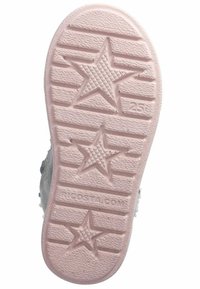 Sola di scarpa in gomma con base rosa, caratterizzata da una superficie testurizzata, motivi a stella e scanalature orizzontali per la trazione. Taglia indicata come 25.