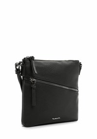 Sort læder crossbody taske med en tekstureret overflade, der har en frontlomme med lynlås, justerbar rem og en diskret logo-detalje.