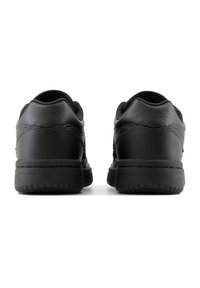 Schwarze Leder-Sneaker mit abgerundeten Absätzen, strukturierten Seiten und Gummisohlen, die diskrete Markenkennzeichnung nahe dem Absatz aufweisen.
