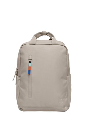 Hellbeiger rechteckiger Rucksack mit oberen Tragegriffen, einer vertikalen Front-Reißverschlusstasche mit mehrfarbigem Zipperanhänger und Seitentaschen, beschriftet mit "GOT BAG".