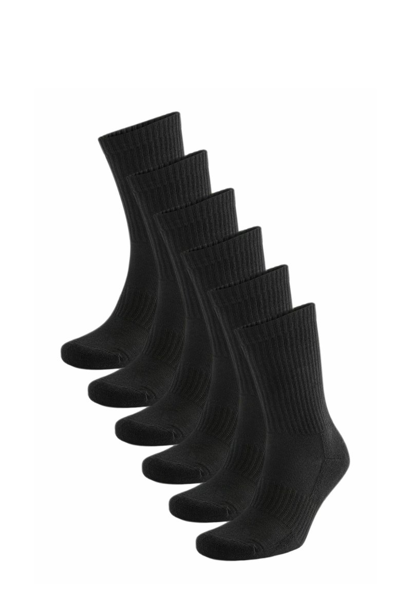 Schwarze Baumwollsocken mit geripptem Muster, in Crew-Länge und mit glatter Oberfläche. Sechserpack in einer Reihe angeordnet.