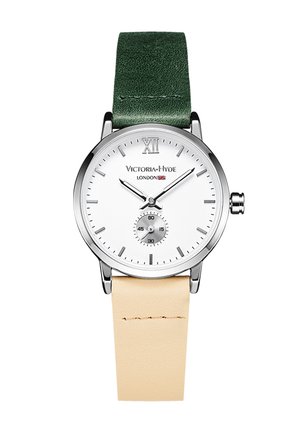 Rond zilveren horloge met witte wijzerplaat, zwarte uur- en minutenwijzers, een kleine seconden subwijzerplaat en een tweekleurige groen-beige leren band.