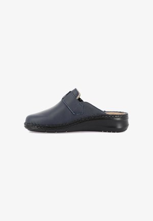 Zoccoli in pelle blu scuro con cinturino regolabile, punta tonda e suola in gomma nera, caratterizzati da un design cucito lungo il bordo.