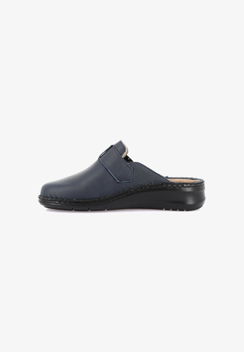 Zoccoli in pelle blu scuro con cinturino regolabile, punta tonda e suola in gomma nera, caratterizzati da un design cucito lungo il bordo.