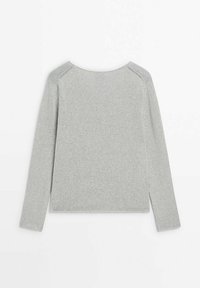 Pull gris clair à manches longues avec un col rond, des coutures visibles aux épaules et un tissu en maille doux et texturé.