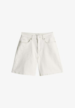Witte denimshorts met voorste knoop, ritssluiting, riemlussen en twee voorzakken, getoond op een witte achtergrond.