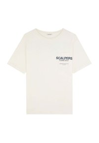 Tricou din bumbac crem cu mânecă scurtă și decolteu rotund. Are o buzunar în stânga pieptului cu textul „SCALPERS COMPANY” imprimat în albastru închis.