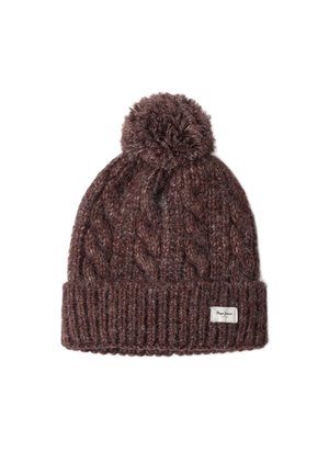 Gebreide beanie in donkerbruin met een gestructureerd kabelpatroon, voorzien van een pompon bovenop en een geribde manchet. Label zichtbaar op de manchet.