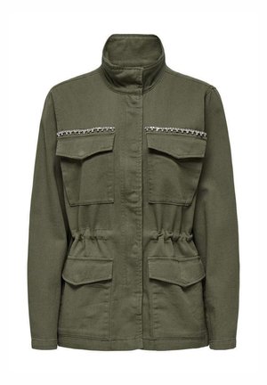Veste vert olive avec un col haut, taille à cordon, deux poches poitrine et ornements le long des rabats de poche. Matière en coton.