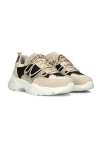 Beige en zwarte sport sneakers met een textuur van mesh en suede. Dikke witte zolen, ronde vorm en metallic accenten op de bovenkant.