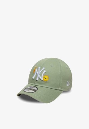 Cappellino da baseball verde chiaro per bambini con logo bianco "NY", sole ricamato con viso sorridente e piccolo cono gelato sulla pannello frontale.