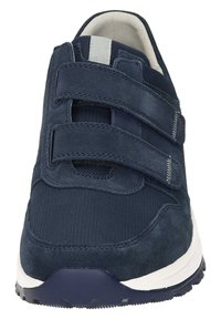 Zapatilla deportiva azul marino con upper de ante y malla, doble correa de Velcro, cuello acolchado y suela de goma texturada.
