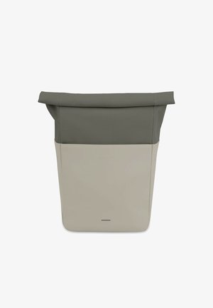 Plecak typu roll-top w kolorze beżowym i oliwkowym. Wykonany z trwałego materiału o gładkiej teksturze. Charakteryzuje się minimalistycznym designem i subtelnym akcentem w postaci logo.