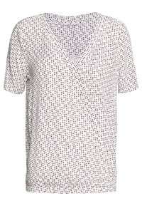 Weißes Kurzarmoberteil mit V-Ausschnitt und verstreutem geometrischem Muster in Braun, Schwarz und Rot. Weiches Baumwollgewebe mit legerer Passform.