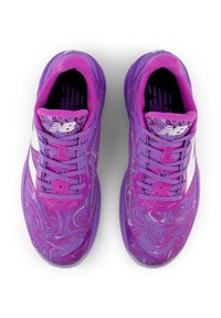 Scarpe sportive viola con un motivo marmorizzato, tessuto testurizzato, accenti bianchi del logo e collare imbottito per il comfort.