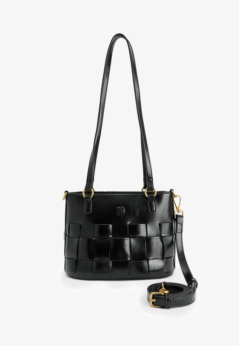Svart läderhandväska med vävt fyrkantigt mönster, två axelremmar och en avtagbar justerbar axelrem som har detaljer i guld.