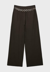 Pantalon noir à jambes larges avec une ceinture chaîne circulaire argentée à la taille, présenté à plat sur un fond blanc.