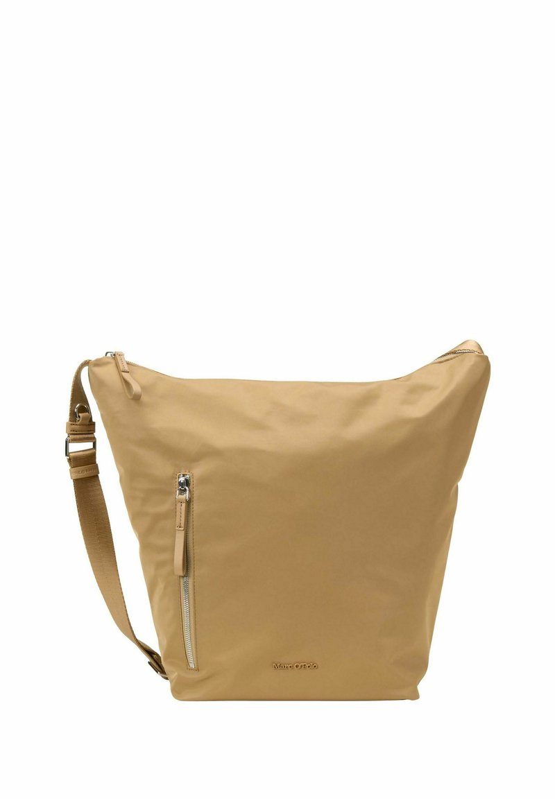 Borsa hobo color beige realizzata in nylon morbido, con una tasca con zip, tracolla regolabile e un discreto logo posizionato nella parte inferiore.
