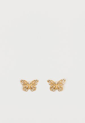 Guld ørstuds formet som sommerfugle, prydet med små hvide perler og krystaller på en ensartet hvid baggrund.